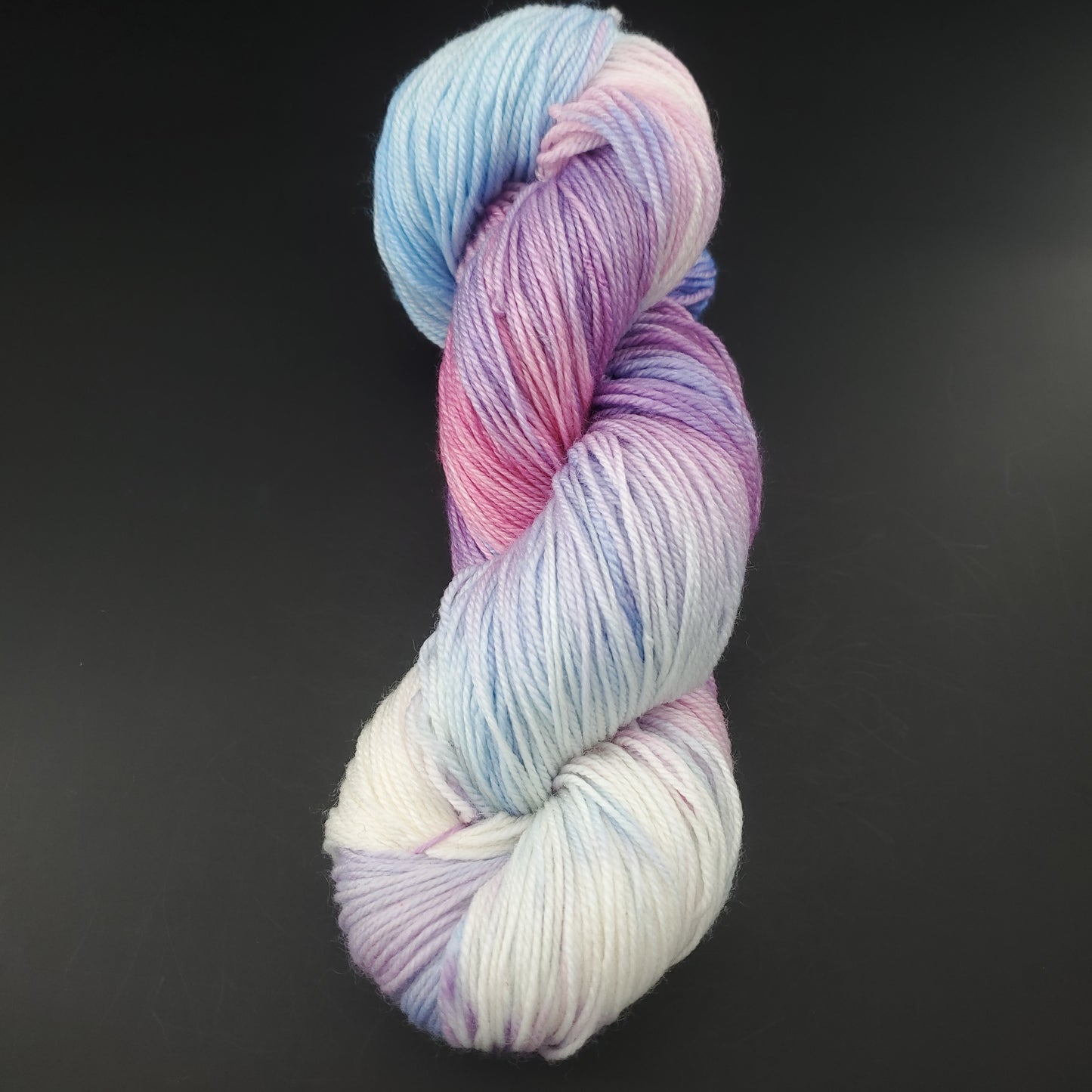 Echeveau de laine manos del uruguay de couleur 9862 jacaranda sur fond noir pour tricot et crochet.