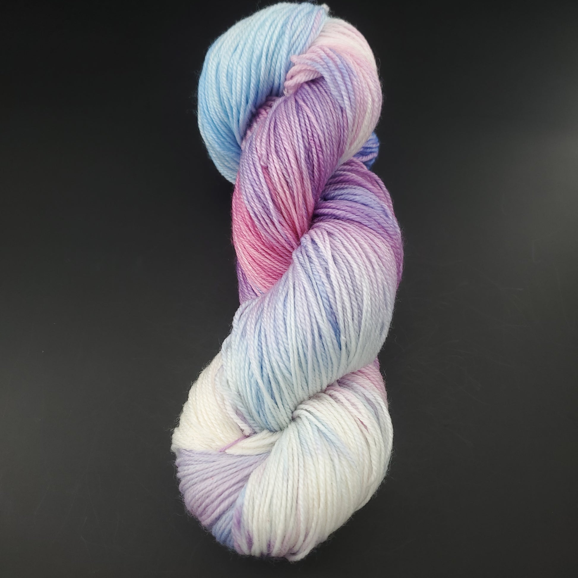 Echeveau de laine manos del uruguay de couleur 9862 jacaranda sur fond noir pour tricot et crochet.