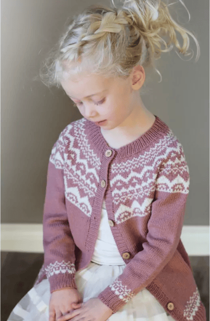 photo du livre de tricot "3.. 2.. 1.. rentrée !" présentant une enfant portant un gilet en laine tricotée. Modèles de mode pour enfants, ados et femmes - Boutique Wolly Roger