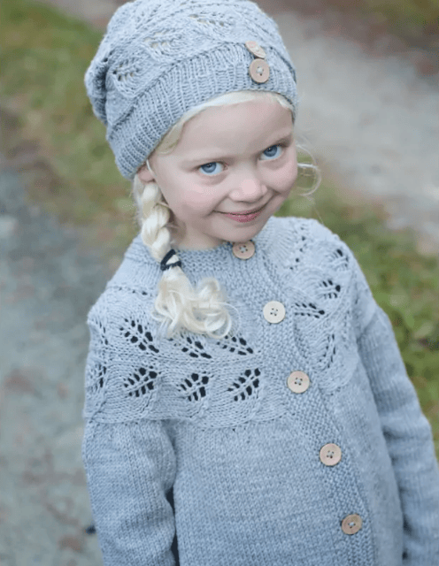 photo du livre de tricot "3.. 2.. 1.. rentrée !" présentant une enfant portant un gilet en laine tricotée. Modèles de mode pour enfants, ados et femmes - Boutique Wolly Roger