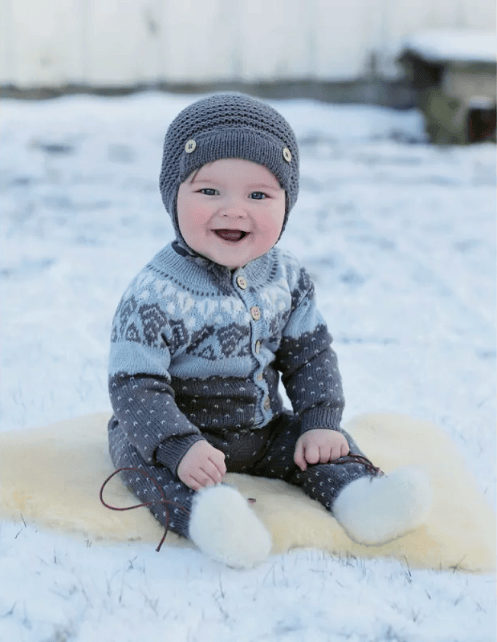 photo du livre de tricot "3.. 2.. 1.. rentrée !" présentant un enfant portant une combinaison en laine tricotée. Modèles de mode pour enfants, ados et femmes - Boutique Wolly Roger