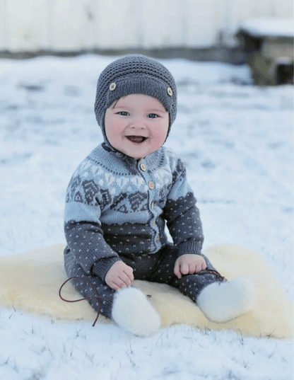 photo du livre de tricot "3.. 2.. 1.. rentrée !" présentant un enfant portant une combinaison en laine tricotée. Modèles de mode pour enfants, ados et femmes - Boutique Wolly Roger