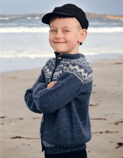 photo du livre de tricot "3.. 2.. 1.. rentrée !" présentant un enfant portant un gilet en laine tricotée. Modèles de mode pour enfants, ados et femmes - Boutique Wolly Roger