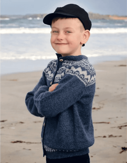 photo du livre de tricot "3.. 2.. 1.. rentrée !" présentant un enfant portant un gilet en laine tricotée. Modèles de mode pour enfants, ados et femmes - Boutique Wolly Roger