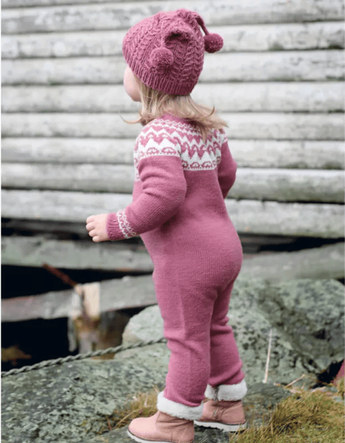 photo du livre de tricot "3.. 2.. 1.. rentrée !" présentant un enfant portant une combinaison en laine tricotée. Modèles de mode pour enfants, ados et femmes - Boutique Wolly Roger