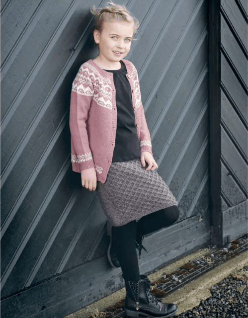 photo du livre de tricot "3.. 2.. 1.. rentrée !" présentant une ado portant un gilet en laine tricotée. Modèles de mode pour enfants, ados et femmes - Boutique Wolly Roger