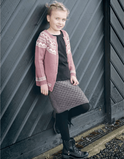 photo du livre de tricot "3.. 2.. 1.. rentrée !" présentant une ado portant un gilet en laine tricotée. Modèles de mode pour enfants, ados et femmes - Boutique Wolly Roger