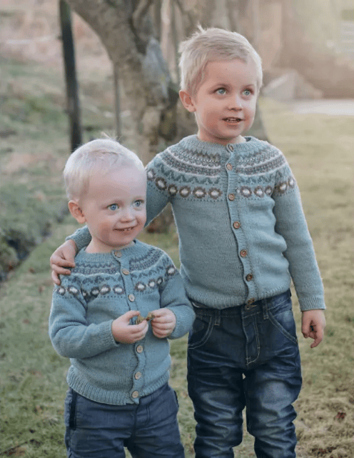 photo du livre de tricot "3.. 2.. 1.. rentrée !" présentant deux enfants portant un gilet en laine tricotée. Modèles de mode pour enfants, ados et femmes - Boutique Wolly Roger