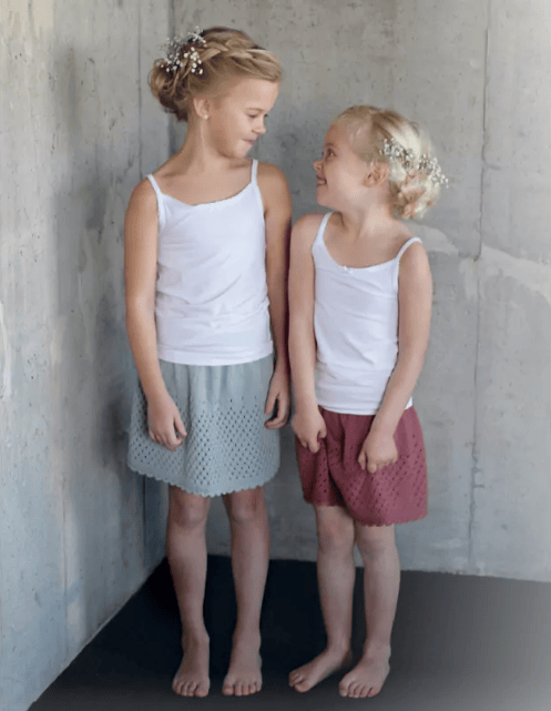 photo du livre de tricot "3.. 2.. 1.. rentrée !" présentant deux enfants portant une jupe en laine tricotée. Modèles de mode pour enfants, ados et femmes - Boutique Wolly Roger