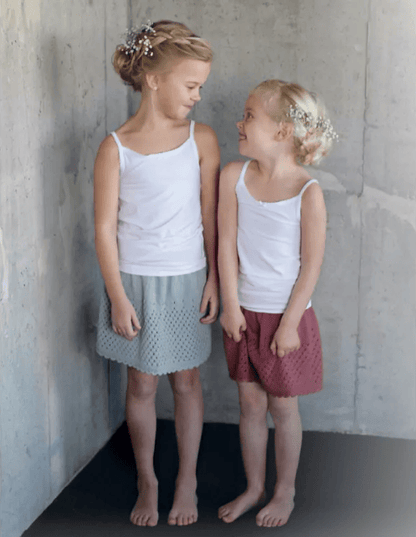 photo du livre de tricot "3.. 2.. 1.. rentrée !" présentant deux enfants portant une jupe en laine tricotée. Modèles de mode pour enfants, ados et femmes - Boutique Wolly Roger