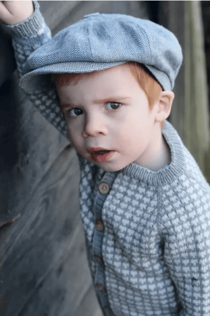 photo du livre de tricot "3.. 2.. 1.. rentrée !" présentant un enfant portant un gilet en laine tricotée. Modèles de mode pour enfants, ados et femmes - Boutique Wolly Roger