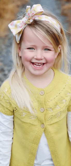 photo du livre de tricot "3.. 2.. 1.. rentrée !" présentant une enfant portant un gilet en laine tricotée. Modèles de mode pour enfants, ados et femmes - Boutique Wolly Roger