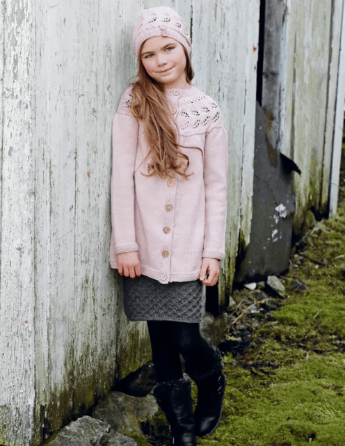 photo du livre de tricot "3.. 2.. 1.. rentrée !" présentant une ado portant un gilet et une jupe en laine tricotée. Modèles de mode pour enfants, ados et femmes - Boutique Wolly Roger