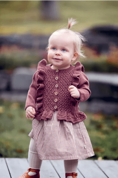 Page du livre tricot enfants de KlompeLOMPE modèles de 6 mois à 14 ans