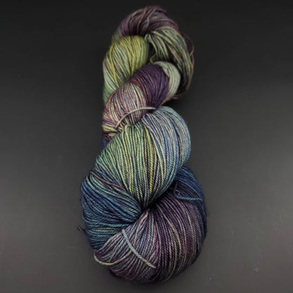 Echeveau de laine Malabrigo Sock de couleur 870 candombe sur fond noir pour tricot et crochet.