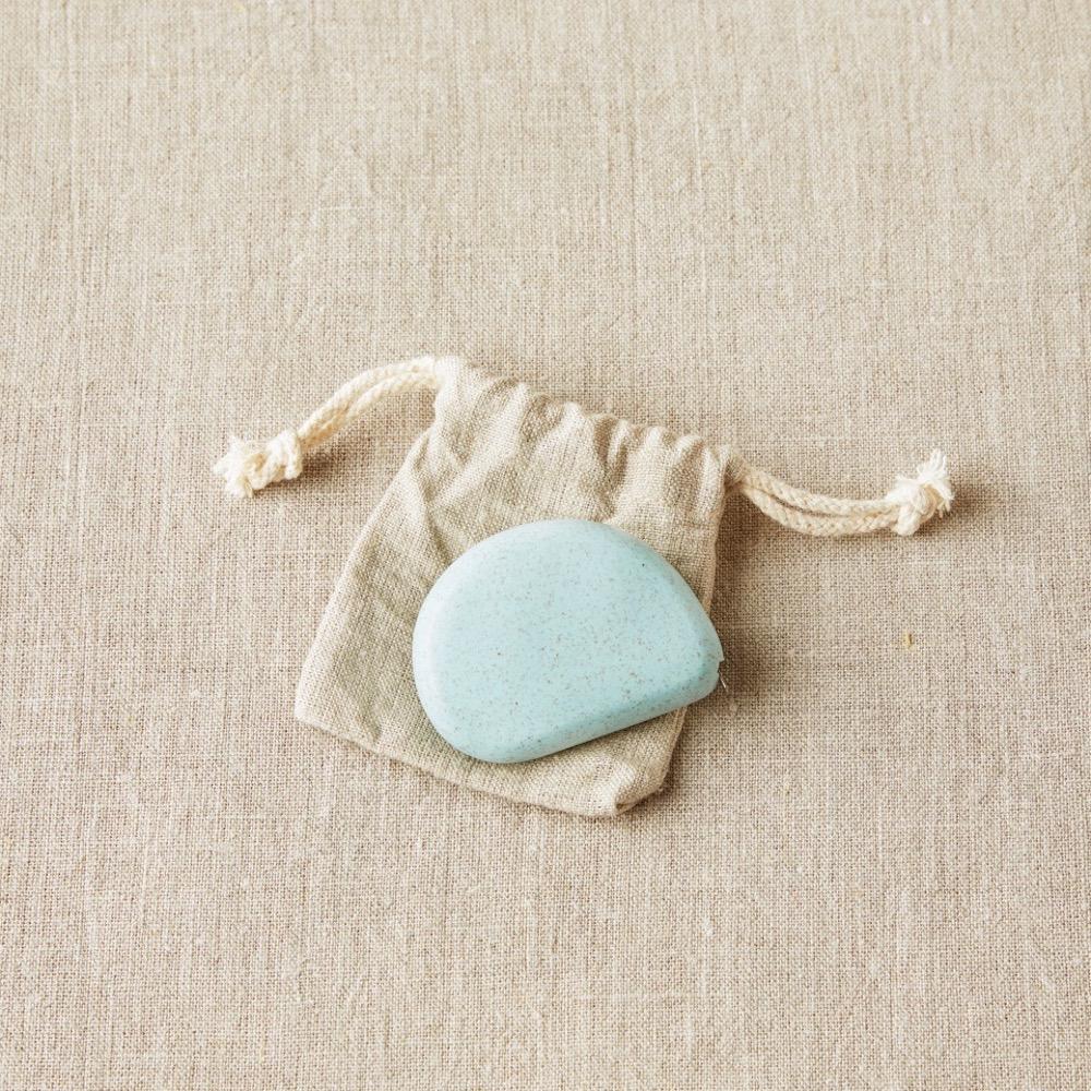Mètre-Ruban bleu clair en forme de goutte d'eau sur son étui en jute