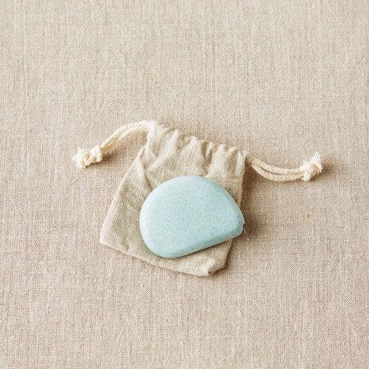 Mètre-Ruban bleu clair en forme de goutte d'eau sur son étui en jute