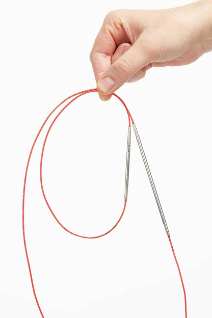 Deux connecteurs de cable à tricoter addi click en métal avec cables sur fond blanc