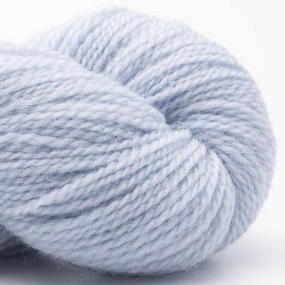 écheveau de laine à tricoter British blue fingering de Erika Knight coloris 12 ice blue