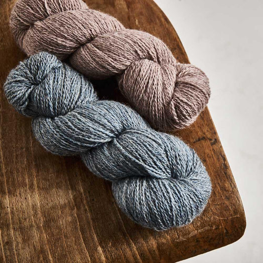 écheveaux de laine à tricoter Wool Local de Erika Knight rose, bleu