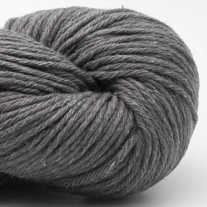 écheveau de fil à tricoter Northern Lights GOTS de BC GARN en laine et soie, coloris 23 smocked (gris foncé)