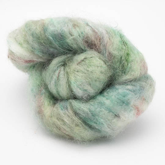 écheveau de fil à tricoter en mohair et soie "Fluffy Mohair gradient" de Cowgirl blues coloris karma chameleon (bleu, blanc, vert et rose)