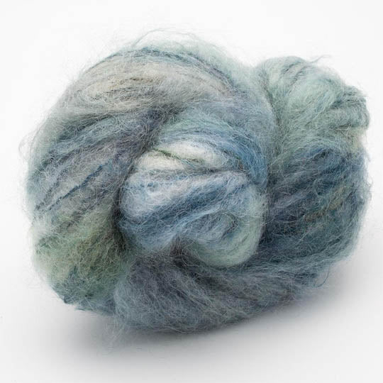 écheveau de fil à tricoter en mohair et soie "Fluffy Mohair gradient" de Cowgirl blues coloris 9 to 5 (bleu, blanc, vert et violet)
