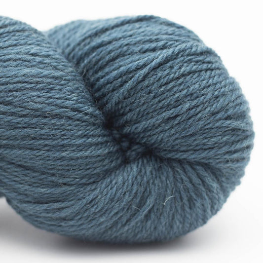 écheveau de laine à tricoter British blue wool de Erika Knight coloris 602 regents park (bleu pétrole)