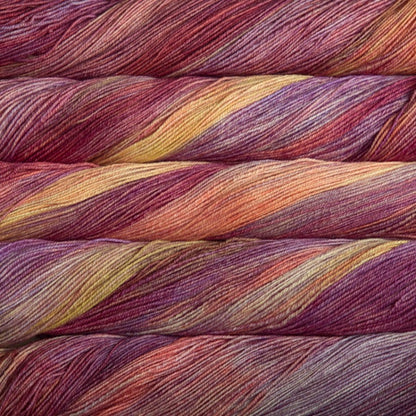 écheveaux de fil à tricoter Sock de Malabrigo en laine mérinos coloris Archangel (violet, rose, orange)