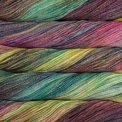 écheveaux de fil à tricoter Sock de Malabrigo en laine mérinos coloris Arco Iris (violet, vert, rose)