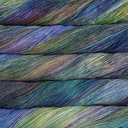 écheveaux de fil à tricoter Sock de Malabrigo en laine mérinos coloris Indiecita (violet, bleu, vert)