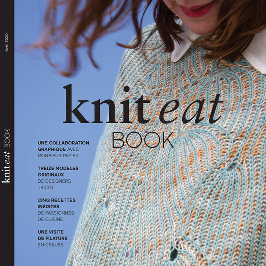 couverture du livre knit eat 2020 pull bleu et jaune tricoté porté par une femme, gros plan