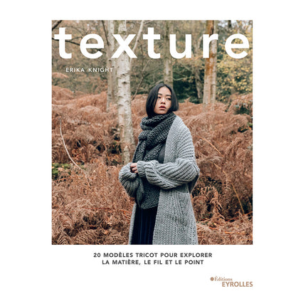 couverture du livre de tricot Texture d'Erika Knight, femme habillée de tricot dans une forêt en automne