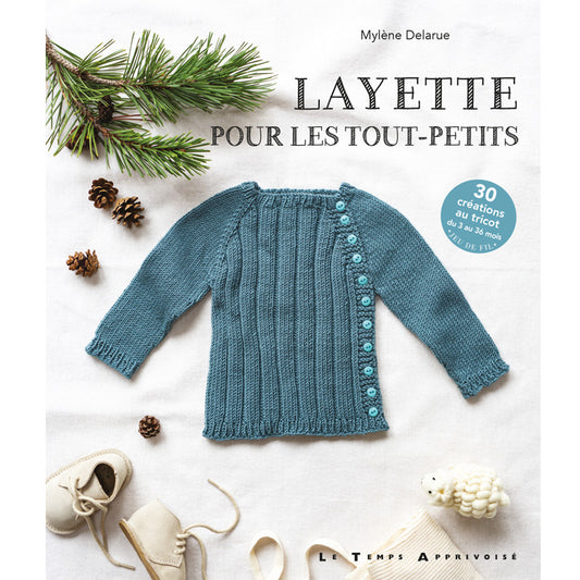 couverture du livre "layette pour les tout petits", pull pour bébé bleu, posé à plat, branche de pain autour
