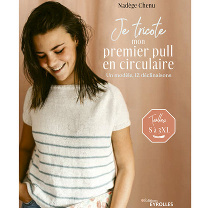 couverture du livre "je tricote mon primier pull en circulaire" femme avec un t-shirt tricoté à rayure
