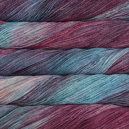 écheveaux de fil à tricoter Sock de Malabrigo en laine mérinos coloris lotus (violet, bleu, rose)