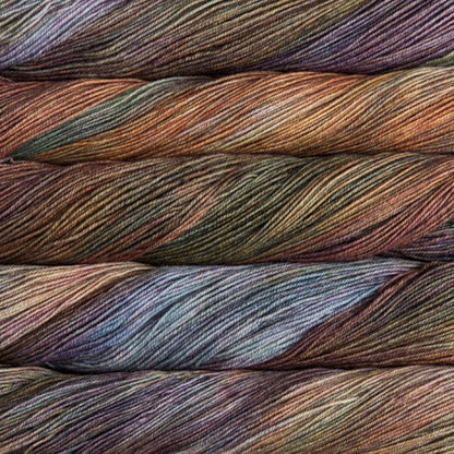 écheveaux de fil à tricoter Sock de Malabrigo en laine mérinos coloris Piedras (violet, vert, orange)