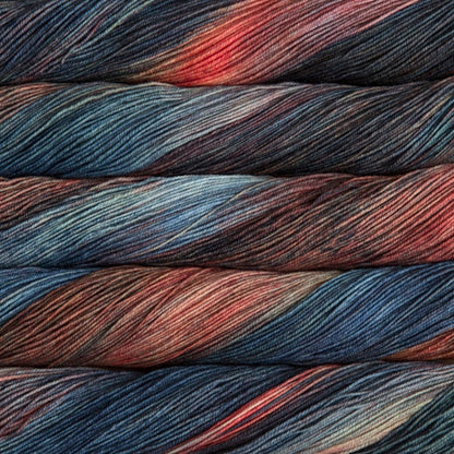 écheveaux de fil à tricoter Sock de Malabrigo en laine mérinos coloris Pocion (bleu, orange, violet)