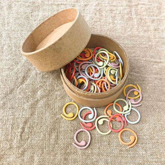 Marqueurs de maille en forme de spirales multicolore pour tricot et crochet, marque Coco Knits, dans une boite ronde en carton kraft